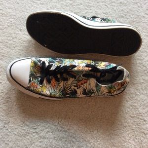Converse daisy shoes